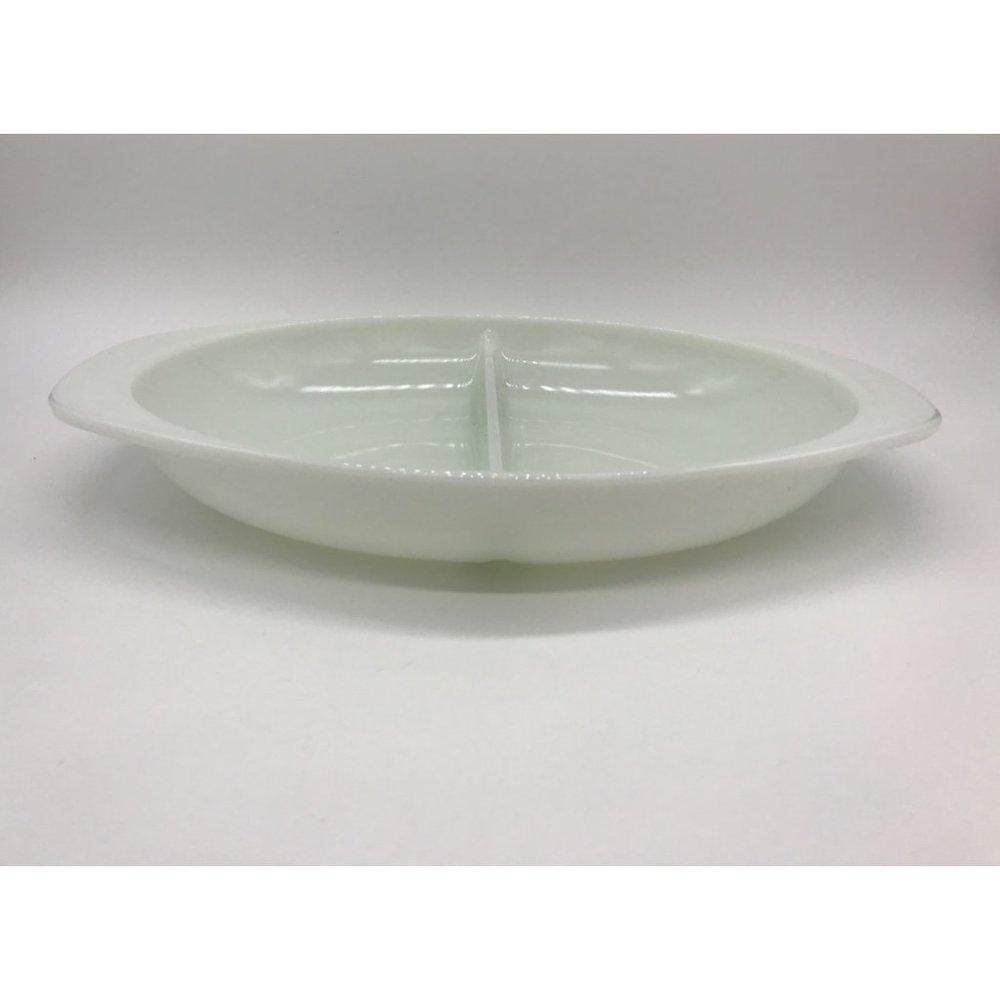Vintage Milk Glass Pyrex Divided Casserole 1.5 Qt. #1063 - Picture 4 of 5